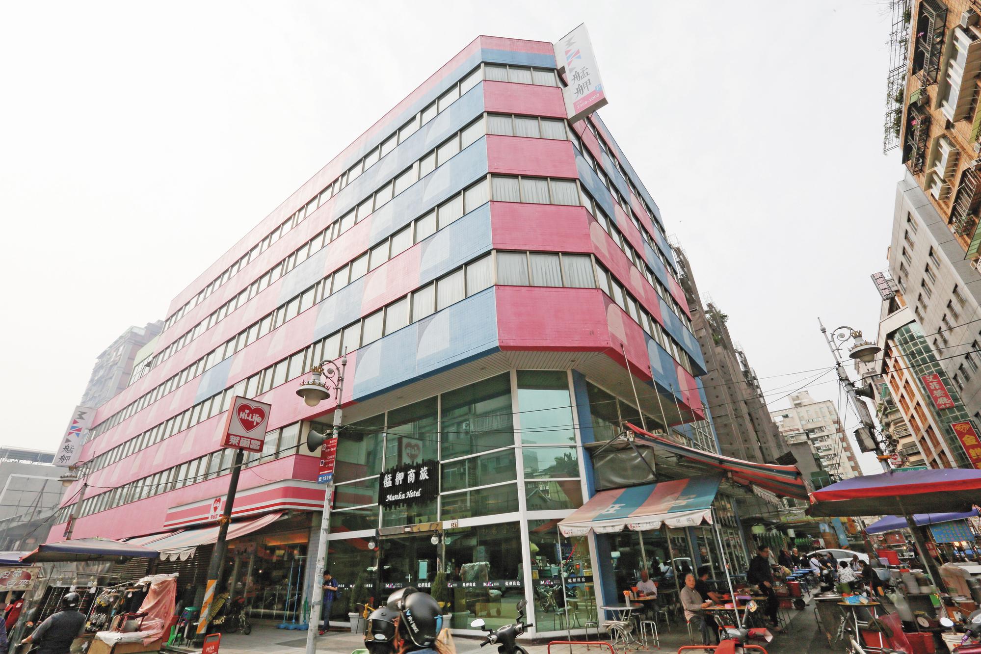 艋舺商旅委外經營不善，業主原本想收回自營，不料卻掀起一場腥風血雨。