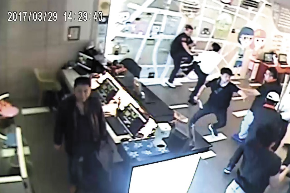 被趕走的竹聯幫分子覺得顏面盡失，幫眾持開山刀返回現場企圖扳回一城。（翻攝畫面）