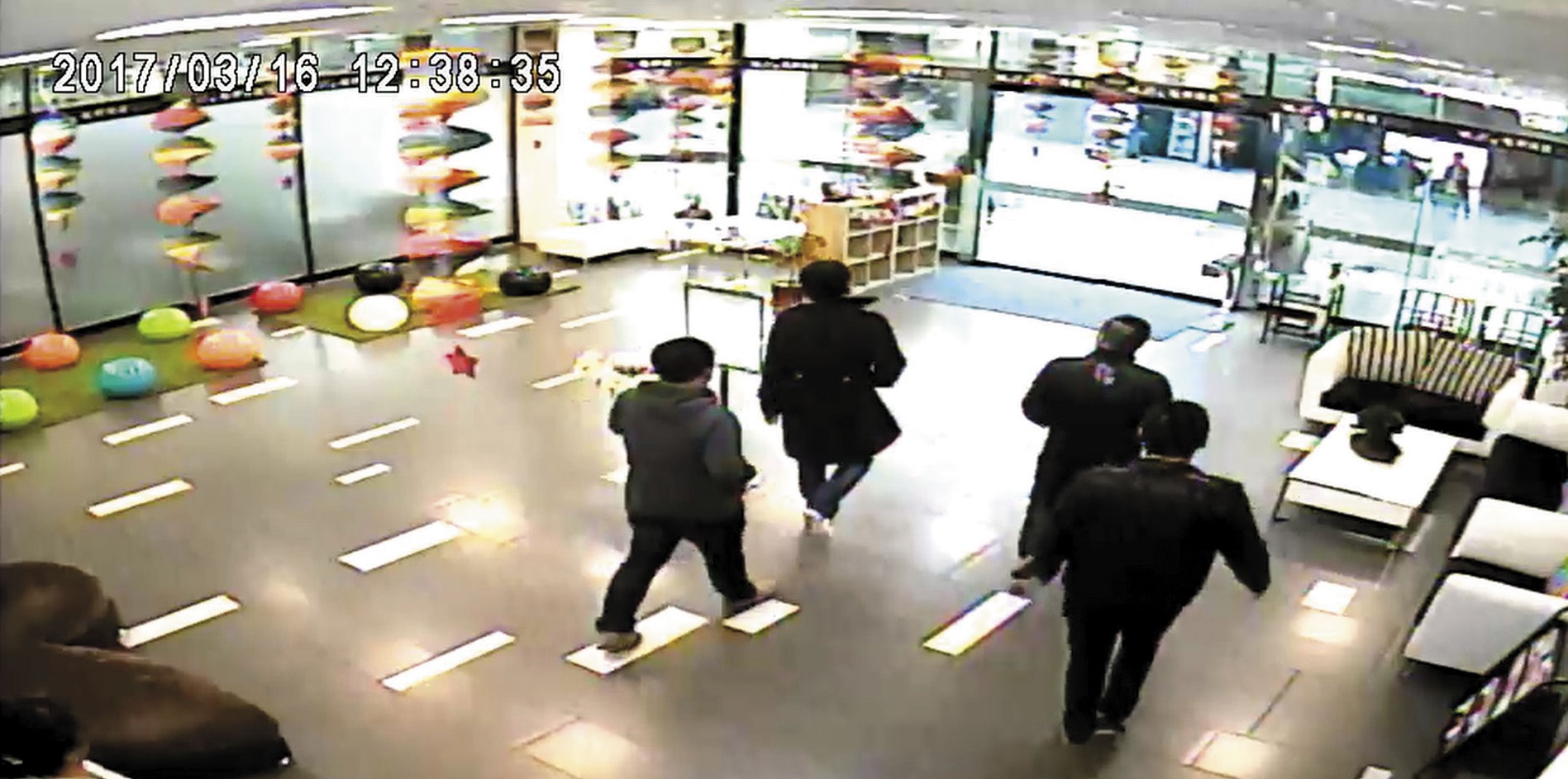 艋舺商旅近期幾波幫派人馬搶駐，黑衣人進進出出格外不平靜。（翻攝畫面）