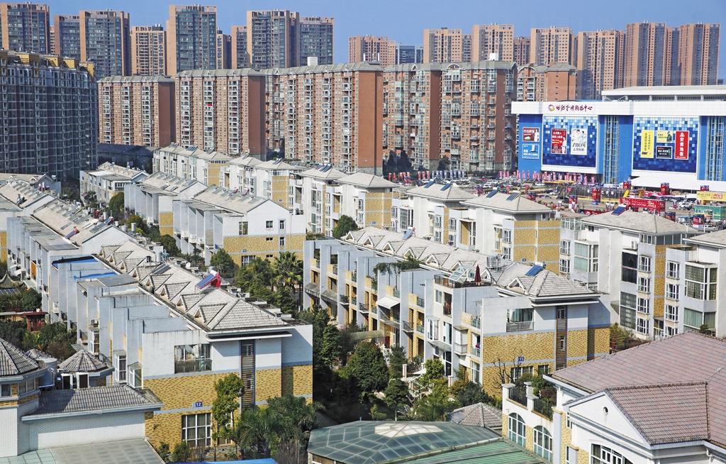 中國已有超過30個城市公布強勢打房政策，習近平為了政權維穩必須打房，但是萬一泡沫破滅，恐怕會爆發難以收拾的災難。