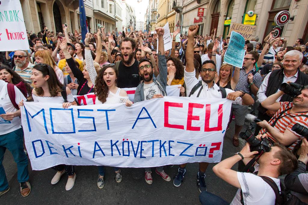 匈牙利師生上街，抗議總理奧爾班的整治外國在匈大學新法案。