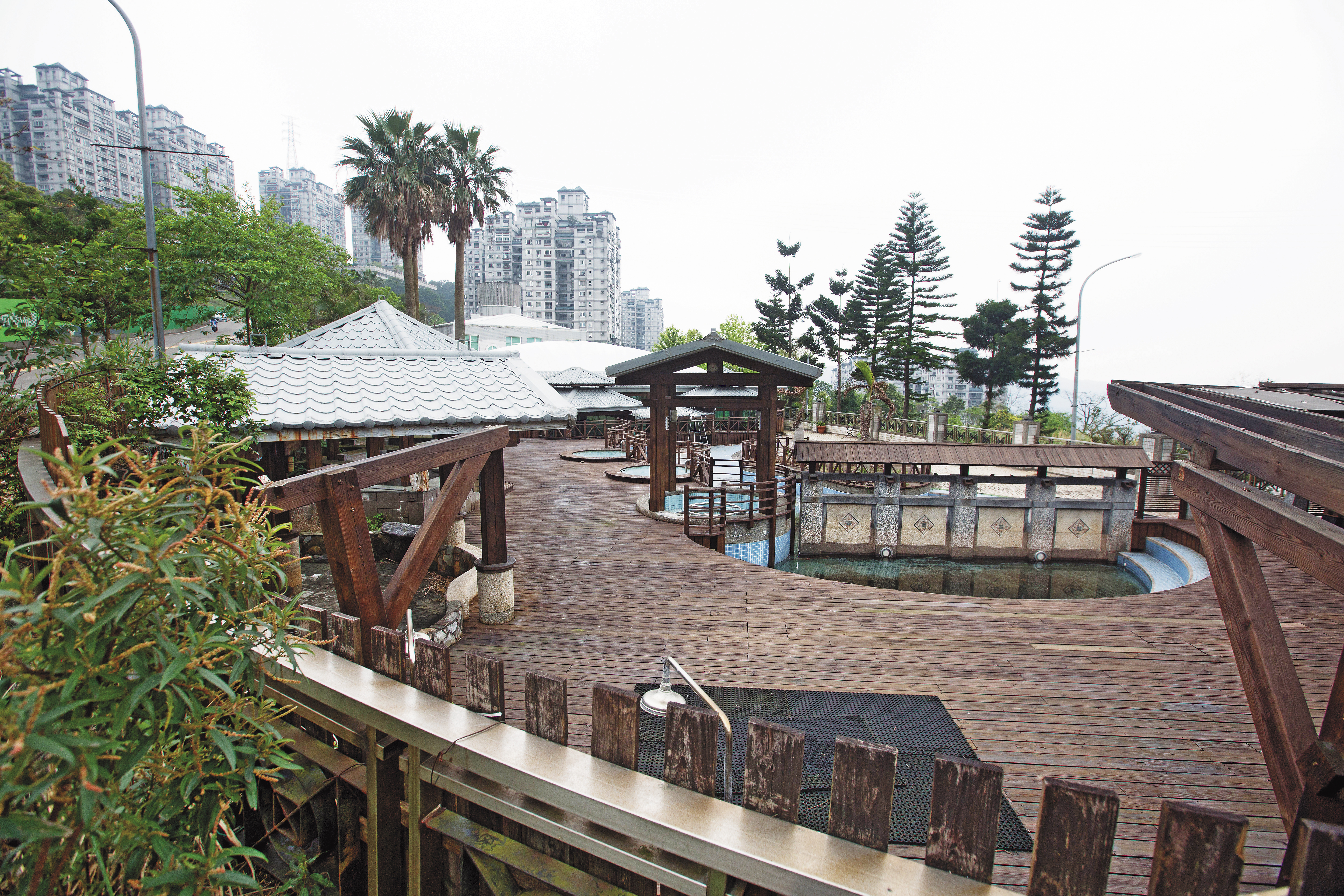 達觀鎮公共設施被建商賣掉後，過去人聲鼎沸的休閒泳池，如今住戶卻不得其門而入。