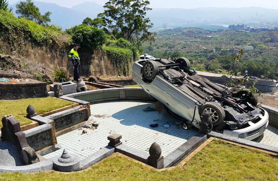 李男駕車不慎翻落他人墳墓，命理老師認為他與墳墓主人有其淵源，因謹慎而恭敬處理此事。