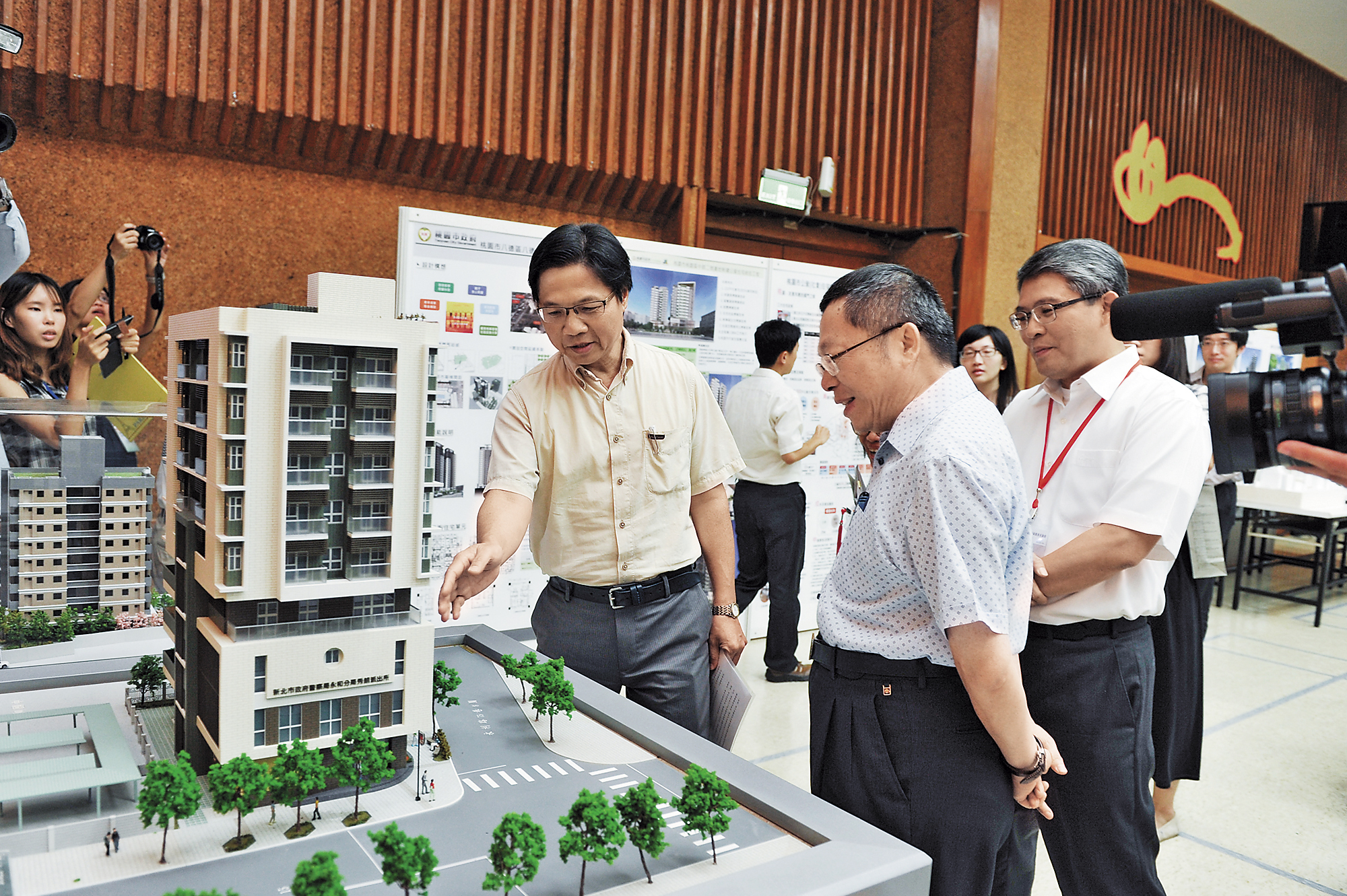 老丙建問題唯有透過內政部修法才能解決,圖為內政部長葉俊榮(左)、營建署長許文龍(右)。(翻攝內政部官網)