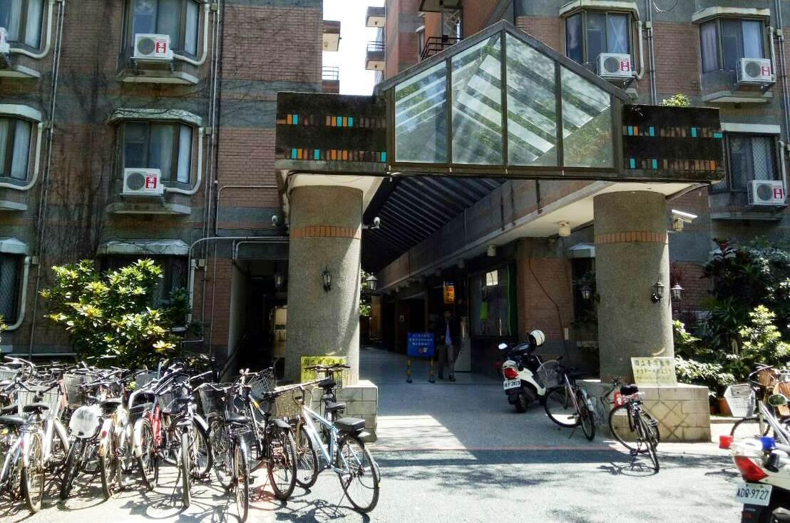 台大校園今天驚傳尼泊爾籍博士生陳屍宿舍，疑因飲酒過量猝死。