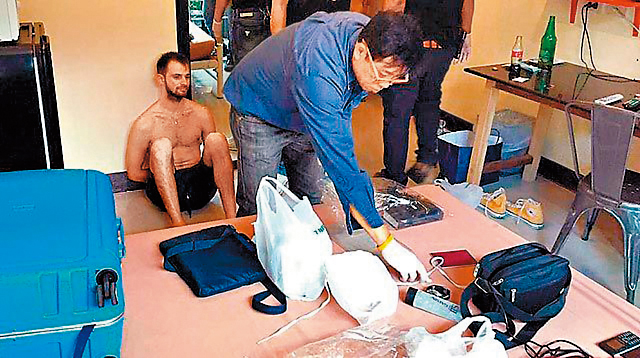 我國刑事局與國際刑警合作，在泰國逮捕1名羅馬尼亞籍盜領嫌犯（左1）。（翻攝畫面）