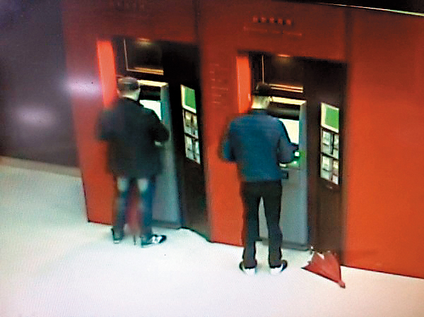 羅馬尼亞籍被告在台灣的自動提款機盜領，全程都被拍下。