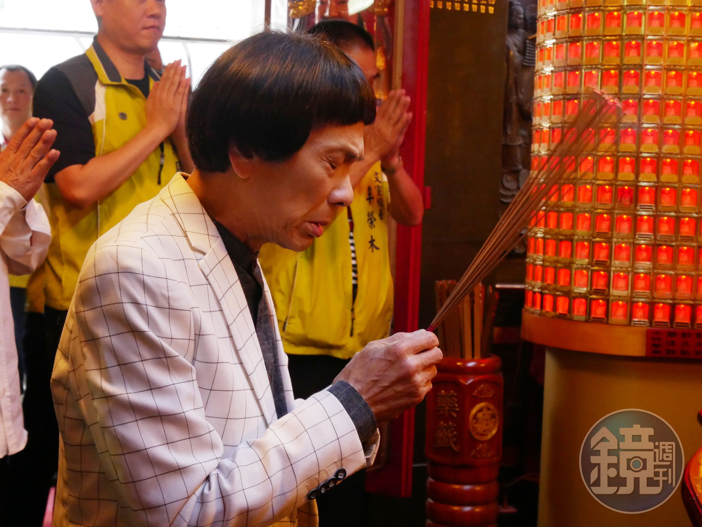 豬哥亮對信仰十分虔誠，無論是跑路前求明牌，生病後求平安，都會到宮廟裡參拜。