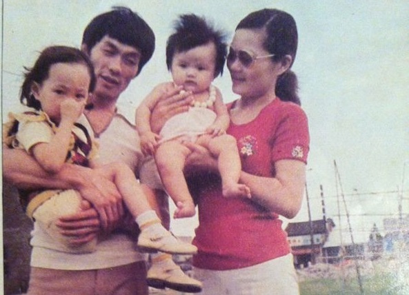 豬哥亮早年與謝金燕、謝青燕，一家歡樂合影。