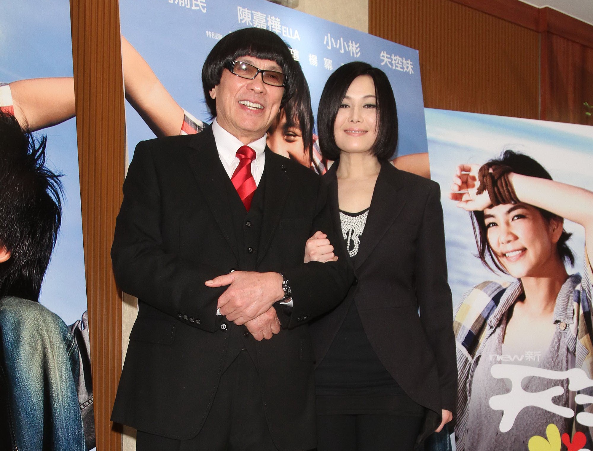 豬哥亮復出後，江蕙（右）給予大力支持，甚至邀請他當演唱會嘉賓，增加曝光度。