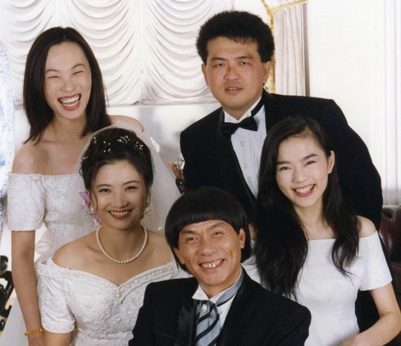 豬哥亮（前）與妻子葉瑞美（左二）拍攝的全家福照。