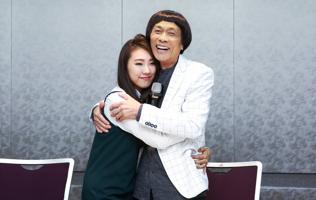 謝金晶奔波嘉義新港奉天宮及雲林虎尾新翰宮，為豬哥亮祈福。（蕭志傑攝）