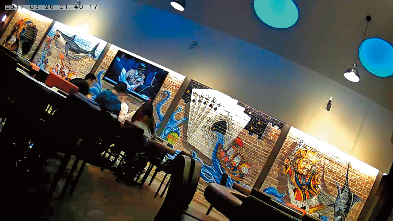 Raise標榜是德撲主題餐廳，店內壁畫、擺設、紀念商品，都脫離不了撲克風格。