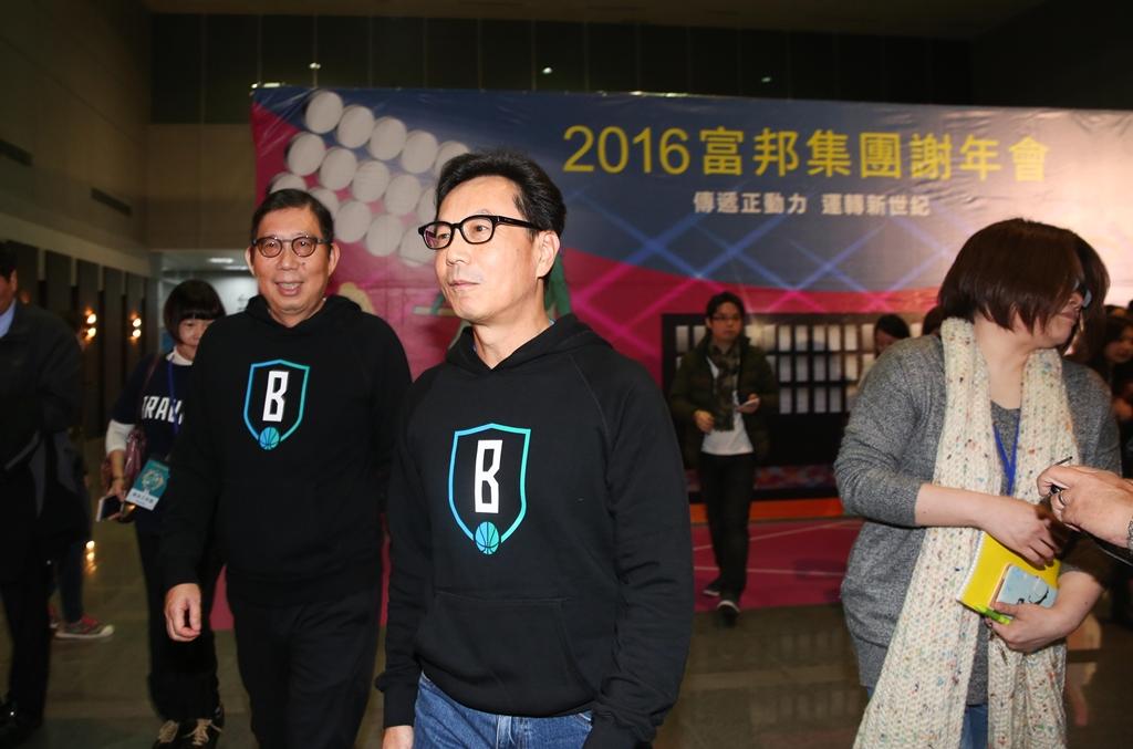 台灣大哥大計畫收購有線電視系統台凱擘,後來是由蔡明忠(中)及蔡明興(左)兄弟以大股東個人公司收購。