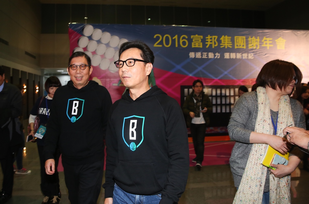 台灣大哥大計畫收購有線電視系統台凱擘，後來是由蔡明忠（中）及蔡明興（左）兄弟以大股東個人公司收購。