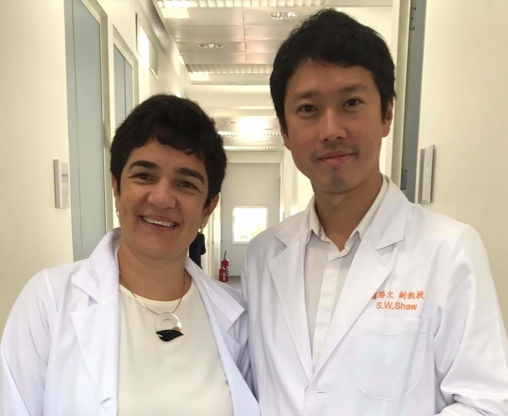 林口長庚醫院醫師蕭勝文（右）表示，幹細胞治療玻璃娃娃能改善症狀，但患者後續仍須繼續接受治療。（蕭勝文醫師提供）