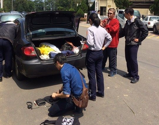 白姓通緝犯一走出看守所立刻被捕，警方在他車上搜出毒品。