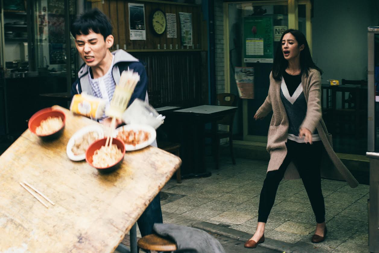 莫允雯（右）和徐鈞浩在植劇場《夢裡的一千道牆》中，飾演一對姊弟。（好風光提供）