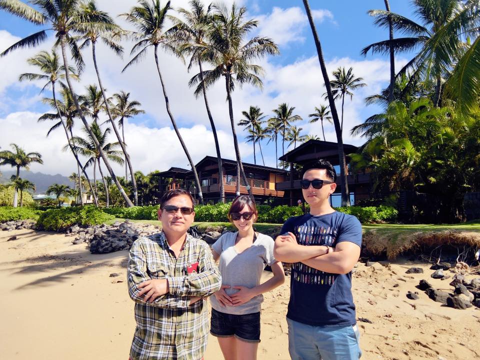 張宇(中)秀出和老公(右)及爸爸(左)的合照,坦承已經懷孕5個月。