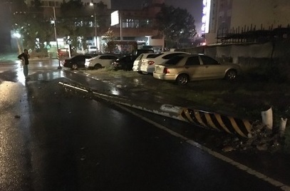 被吊車吊臂扯斷電線桿橫躺在地,幸未造成傷亡。