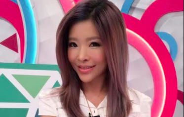 李愛綺因隆鼻造成後遺症，還好補救成功。