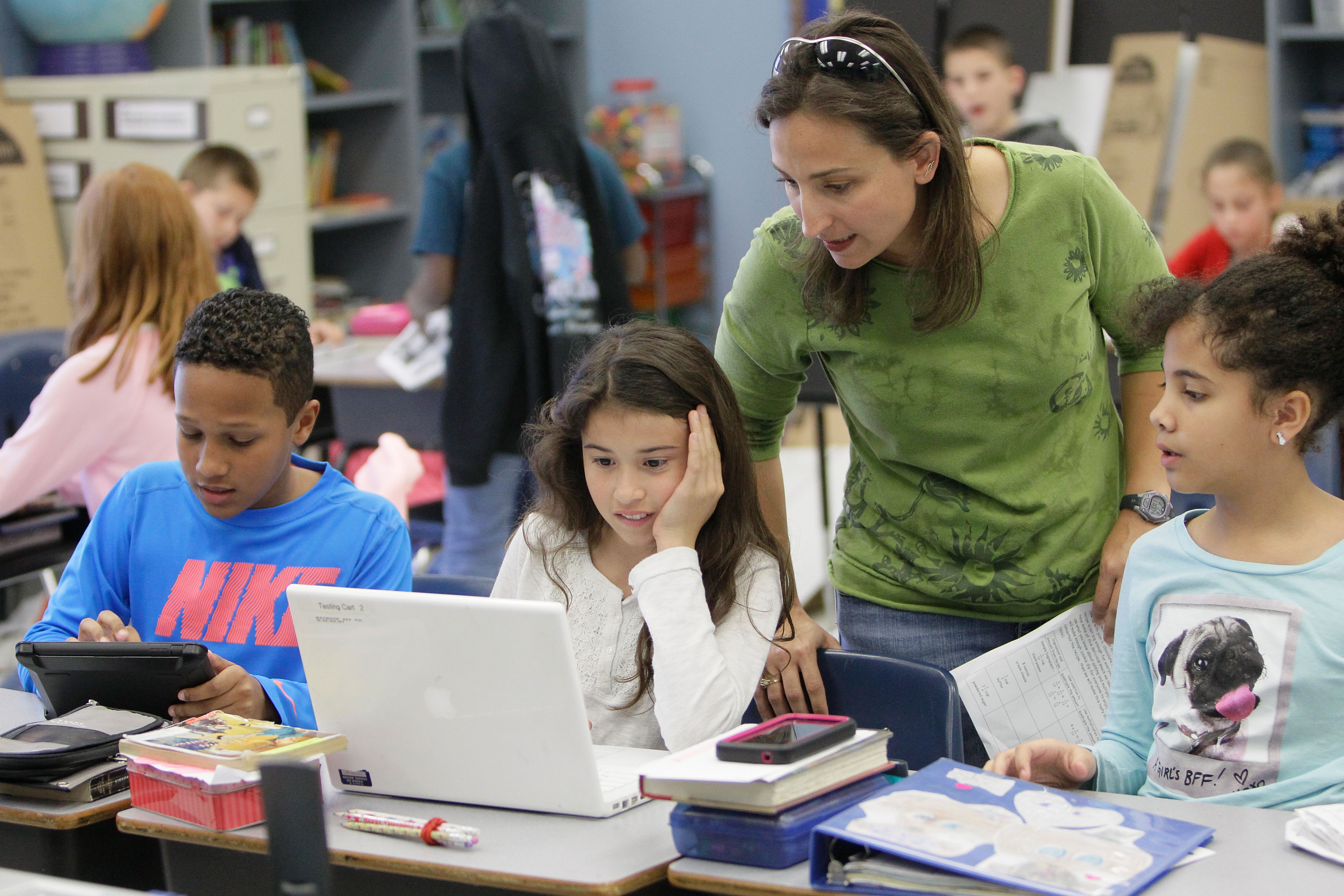 美國佛羅里達一所小學的「翻轉教室」，利用線上資源輔助教學。（東方IC）