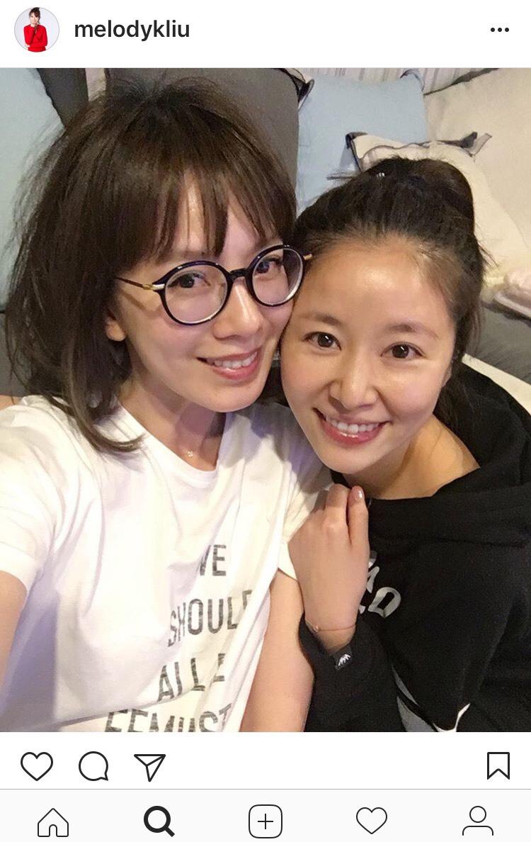 Melody身旁為林心如，她穿著的白色棉質「We Should all be Feminists」T-Shirt，NT$24,000。（翻攝自Melody IG）