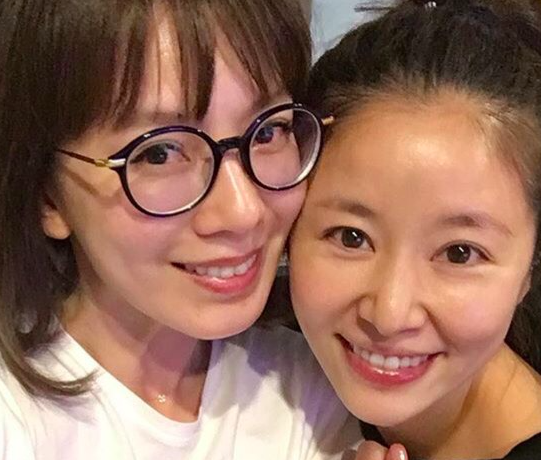 Melody身旁為林心如，她穿著的白色棉質「We Should all be Feminists」T-Shirt，NT$24,000。（翻攝自Melody IG）