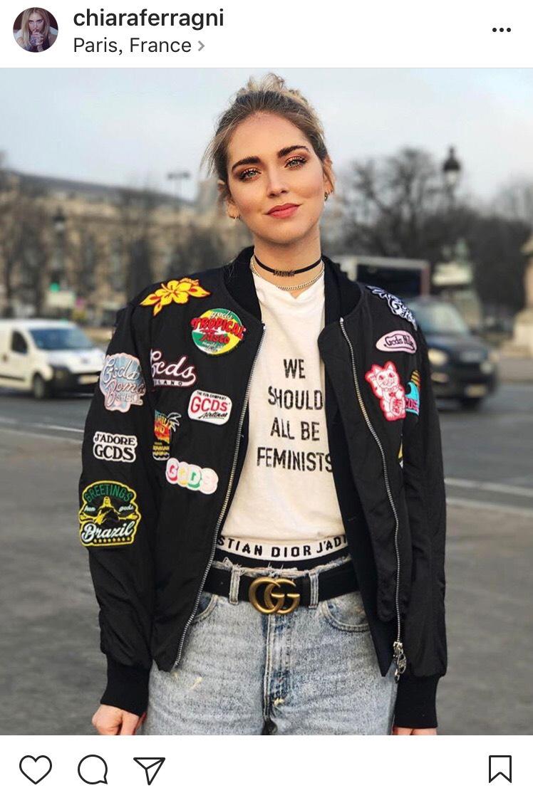 設計眨眼鞋的時尚部落客Chiara Ferragni混搭出Dior T-Shirt的美感。（翻攝自Chiara Ferragni IG）