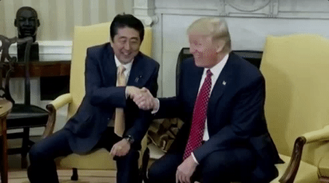 川普難捨難分的握手式讓安倍只能一路尷尬陪笑。