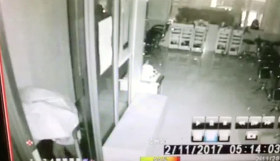 張男作案時都會在室內撐傘躲避監視器，讓警方替他取了「雨傘怪客」的綽號。