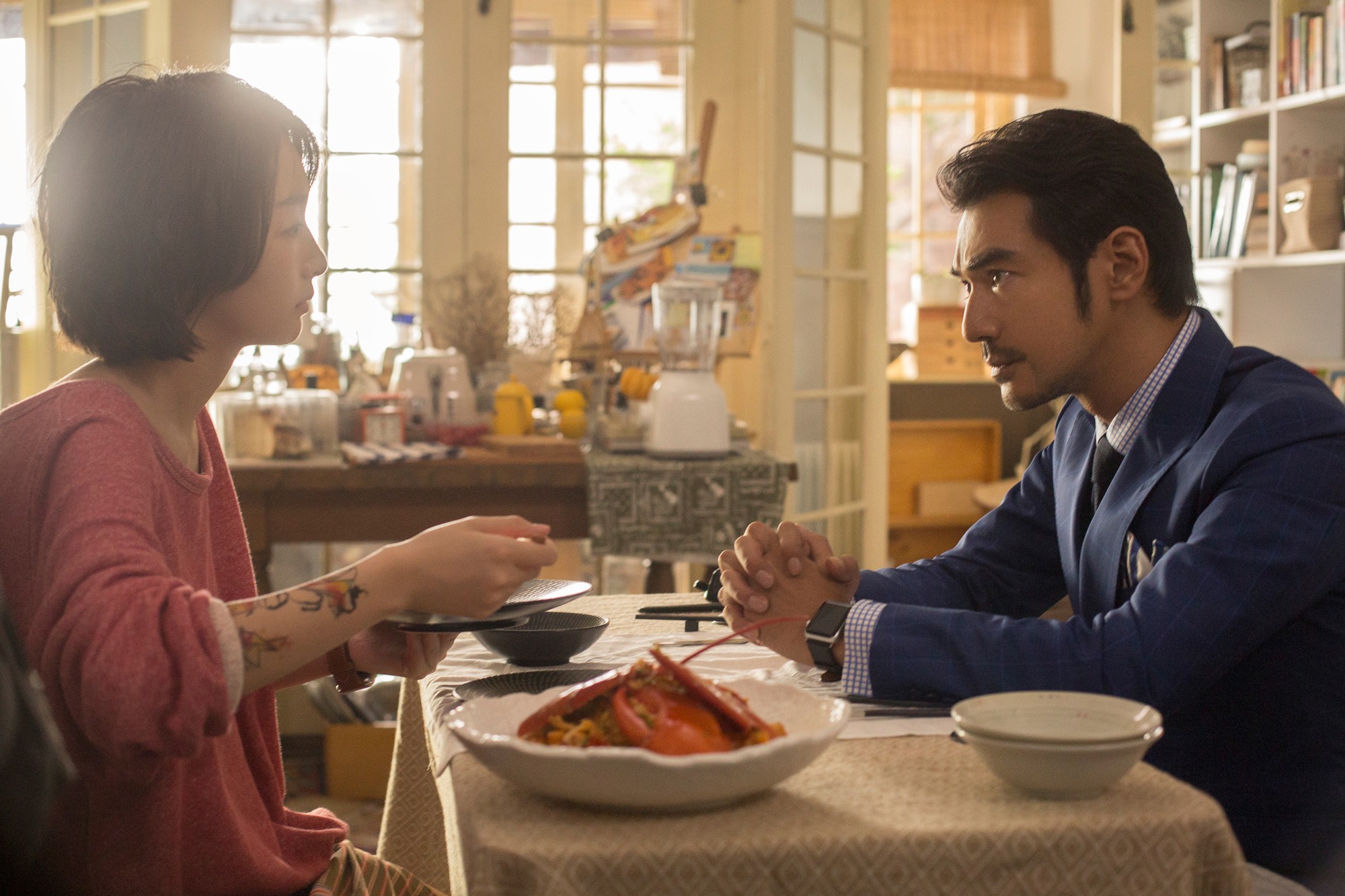 金城武與周冬雨以相差近20歲的差距，在電影《喜歡你》中譜出戀曲。