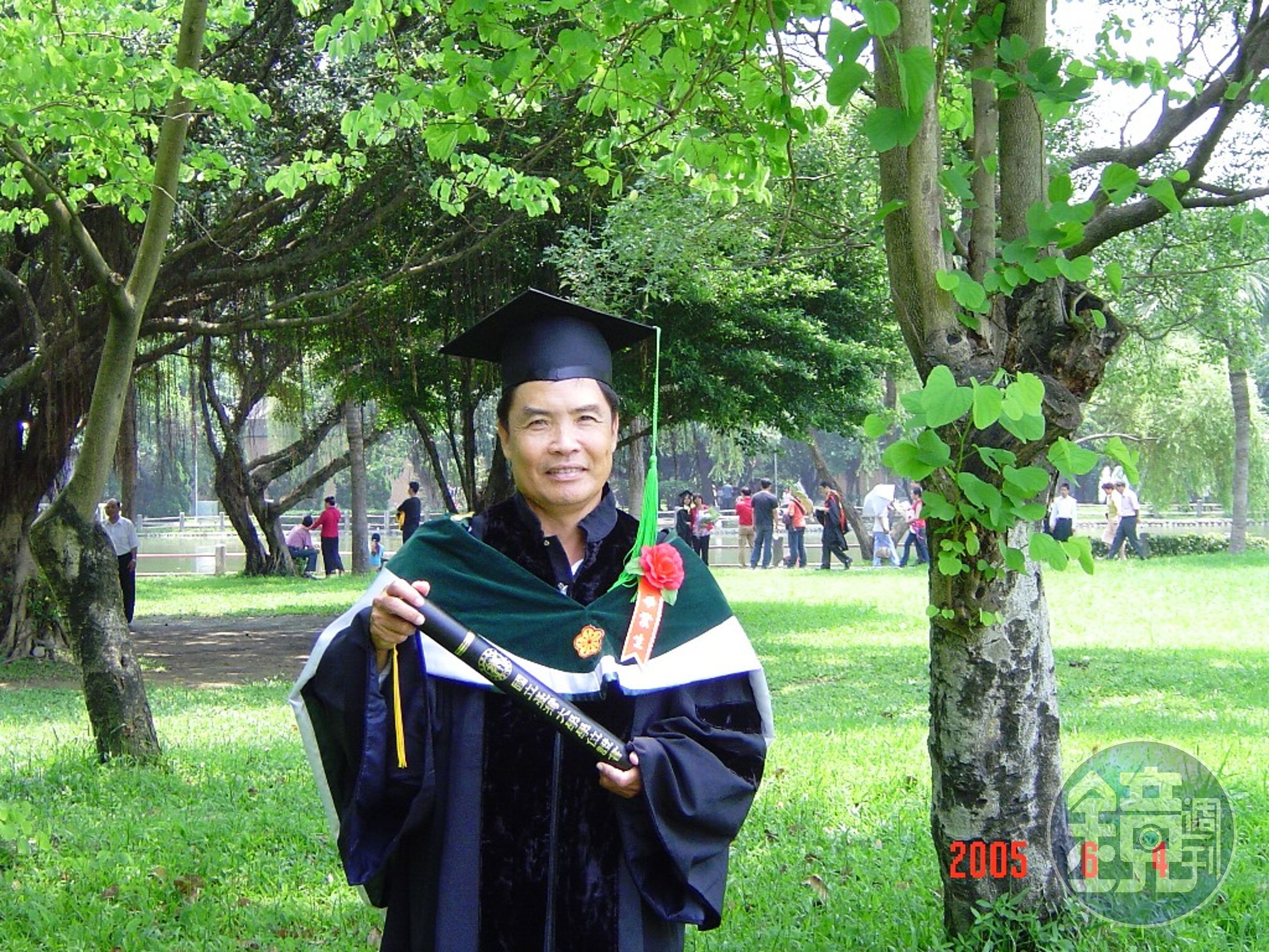 蔡怡汝博士班畢業典禮時，父親特地來參加，還拿著她的台大畢業證書拍照。（蔡怡汝提供）