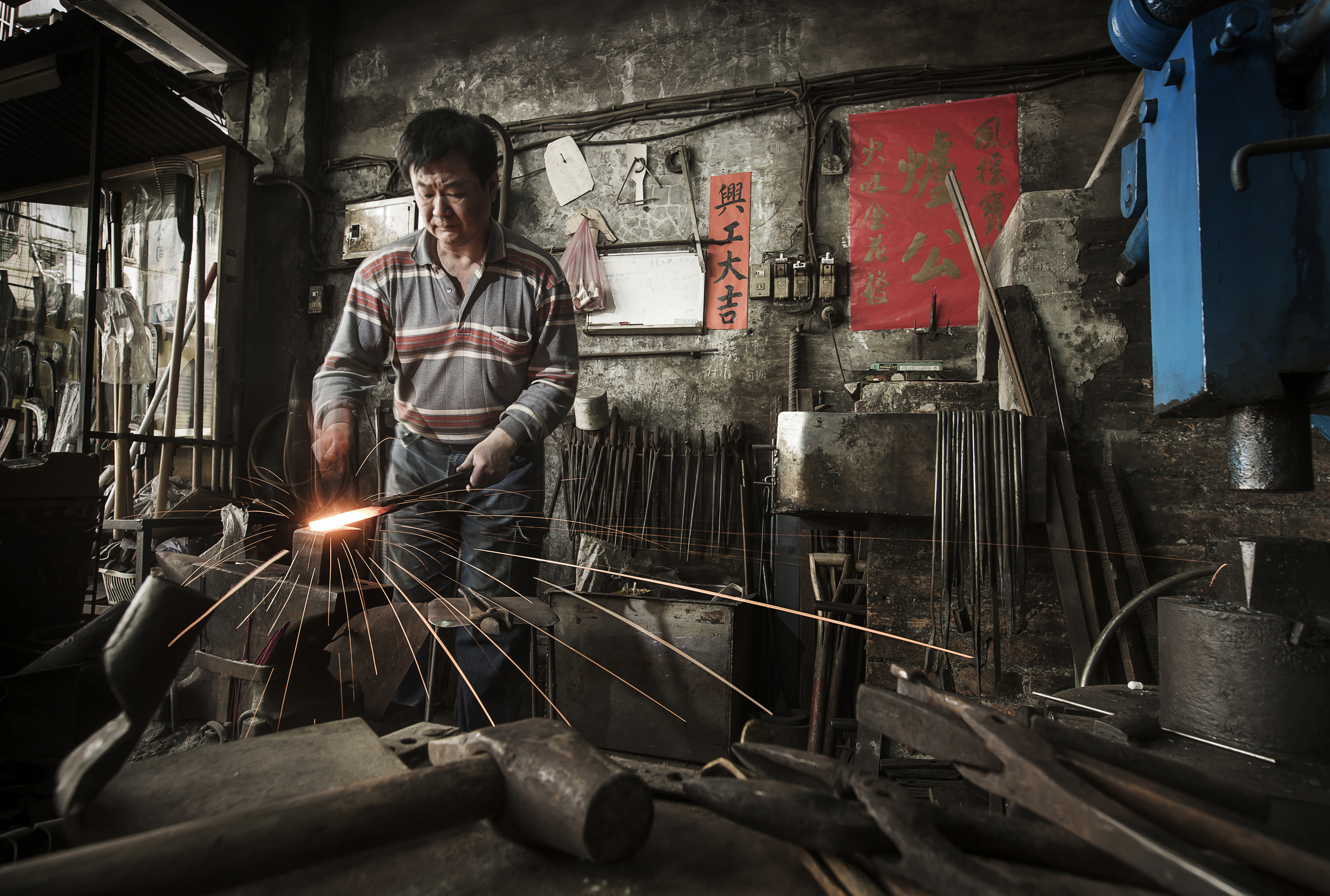 56歲的王崇德祖傳三代，是現今新莊地區，唯一擁有打鐵鍛造技術的工匠。
