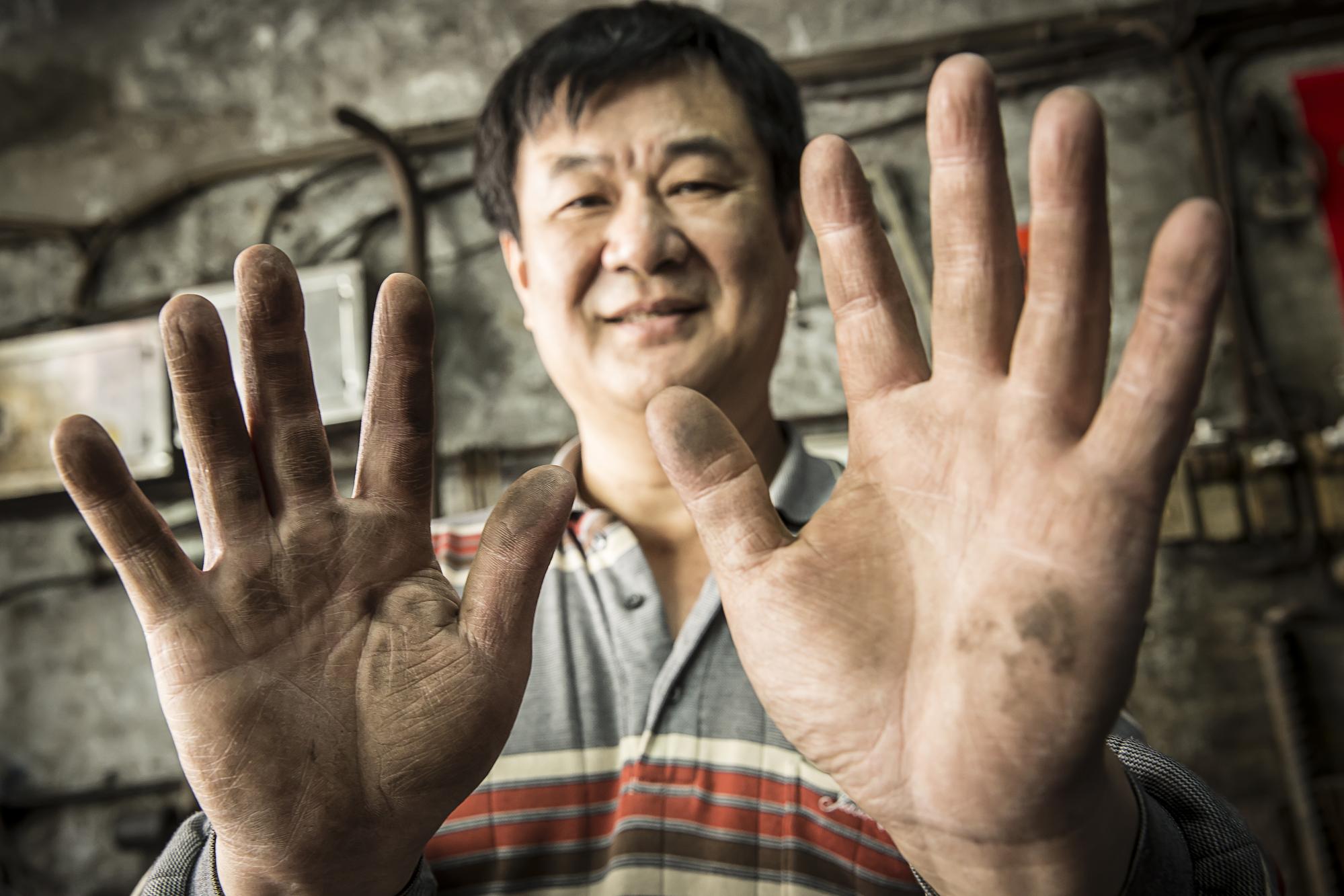 56歲的王崇德祖傳三代，是現今新莊地區，唯一能做打鐵鍛造技術的工匠。