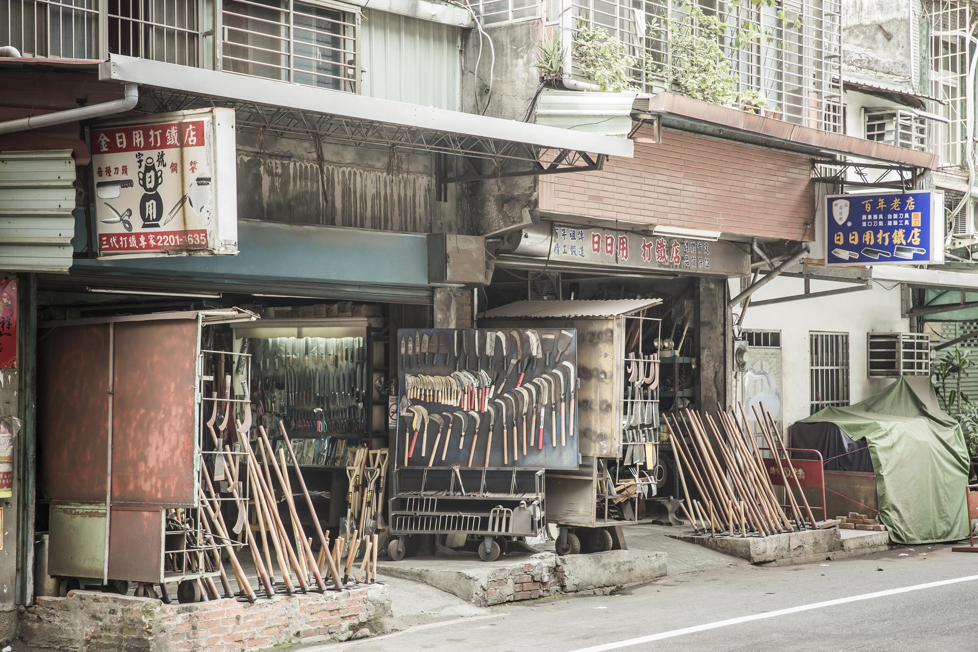 1978年，王崇德的父親王叔明與大哥拆夥另立門戶，祖店金日用打鐵店（左）因故搬到日日用（右）隔壁。