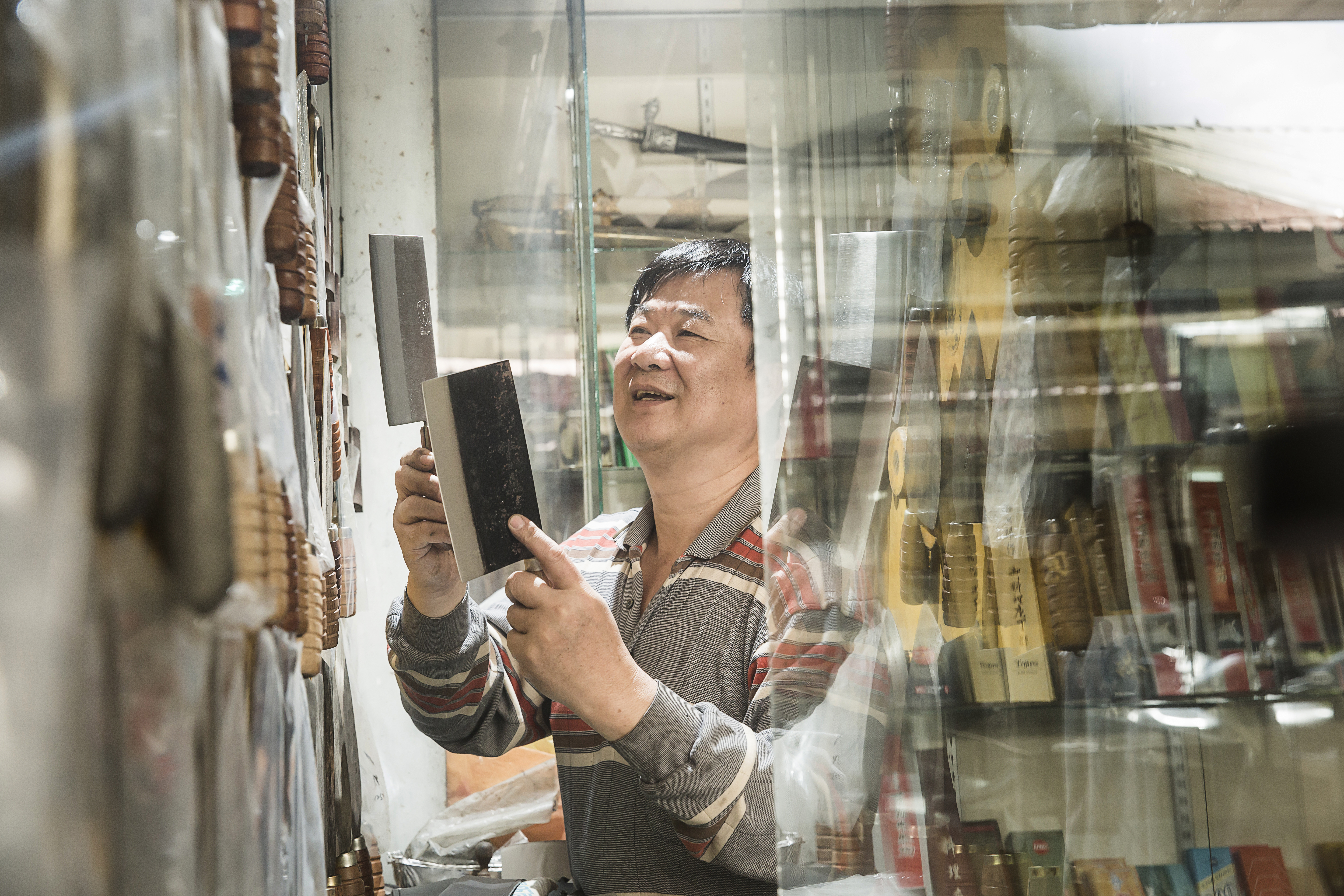10歲就在家裡幫忙的日日用打鐵店第2代老闆王崇德認為，一把好的刀子可以傳家。