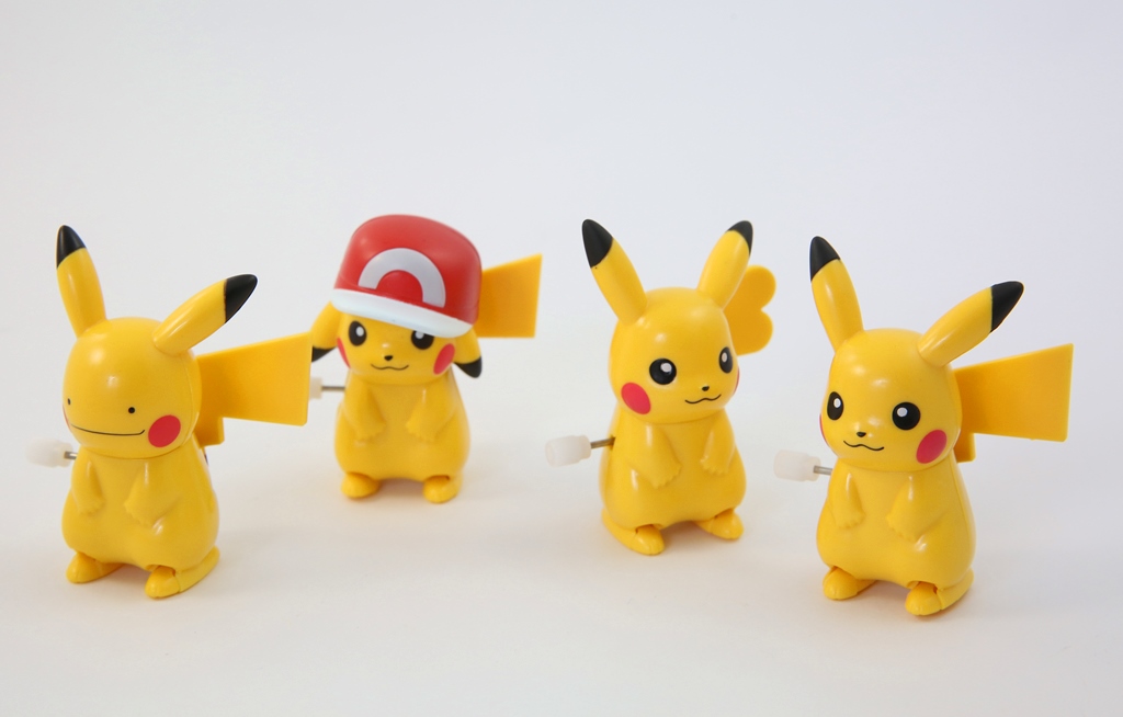 台灣扭蛋迷瘋皮卡丘公仔，又以左2戴棒球帽款最受歡迎。