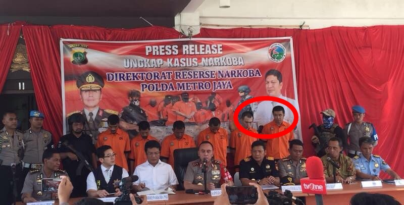 印尼警方將2名販毒台人收押，並召開破案記者會。