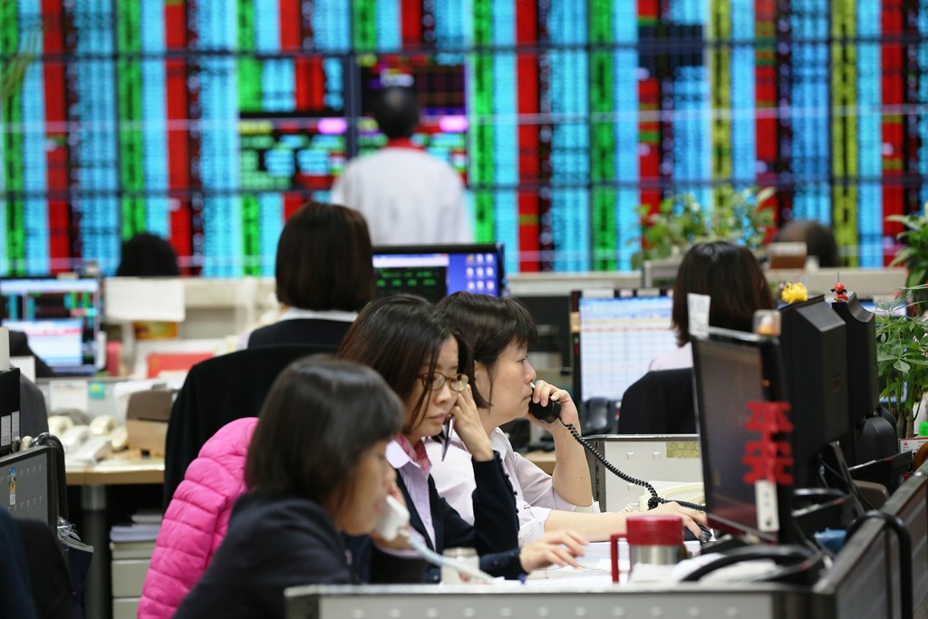 慘賠後，為了更接近市場，陳家豐故意選擇進入證券業工作。