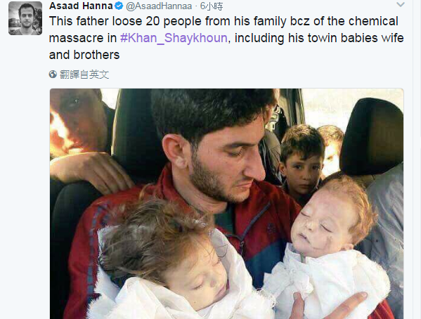 這個父親緊抱著他在毒氣攻擊中喪生的雙胞胎寶寶，悲慟萬分。（截自美聯社攝影師Asaad Hanna推特）