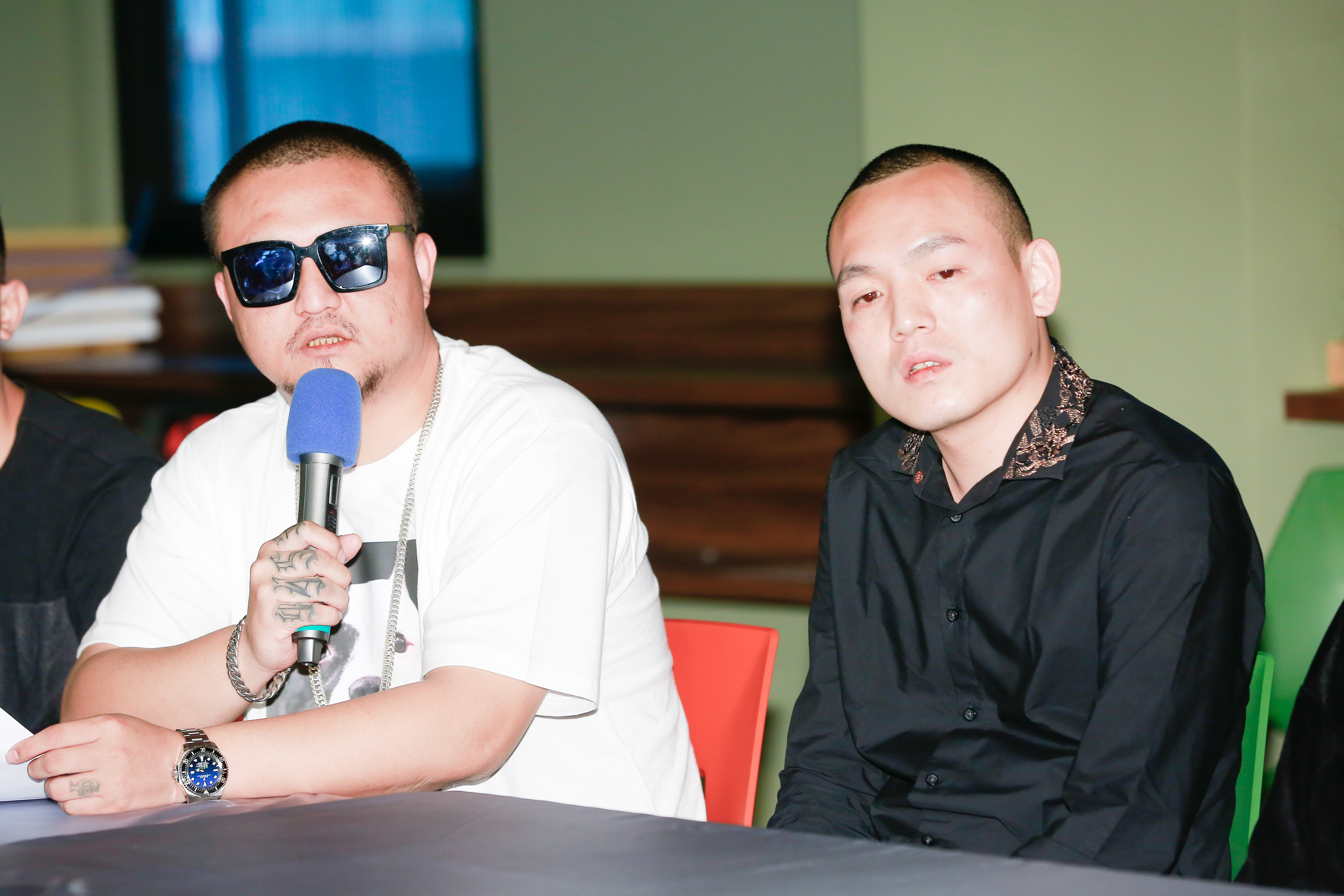 整場記者會由混血兒娛樂蕭老闆（左）代為發言，春風一臉嚴肅，或是低頭、或是苦笑，偶爾抖腿，似乎想掩蓋心裡情緒起伏。