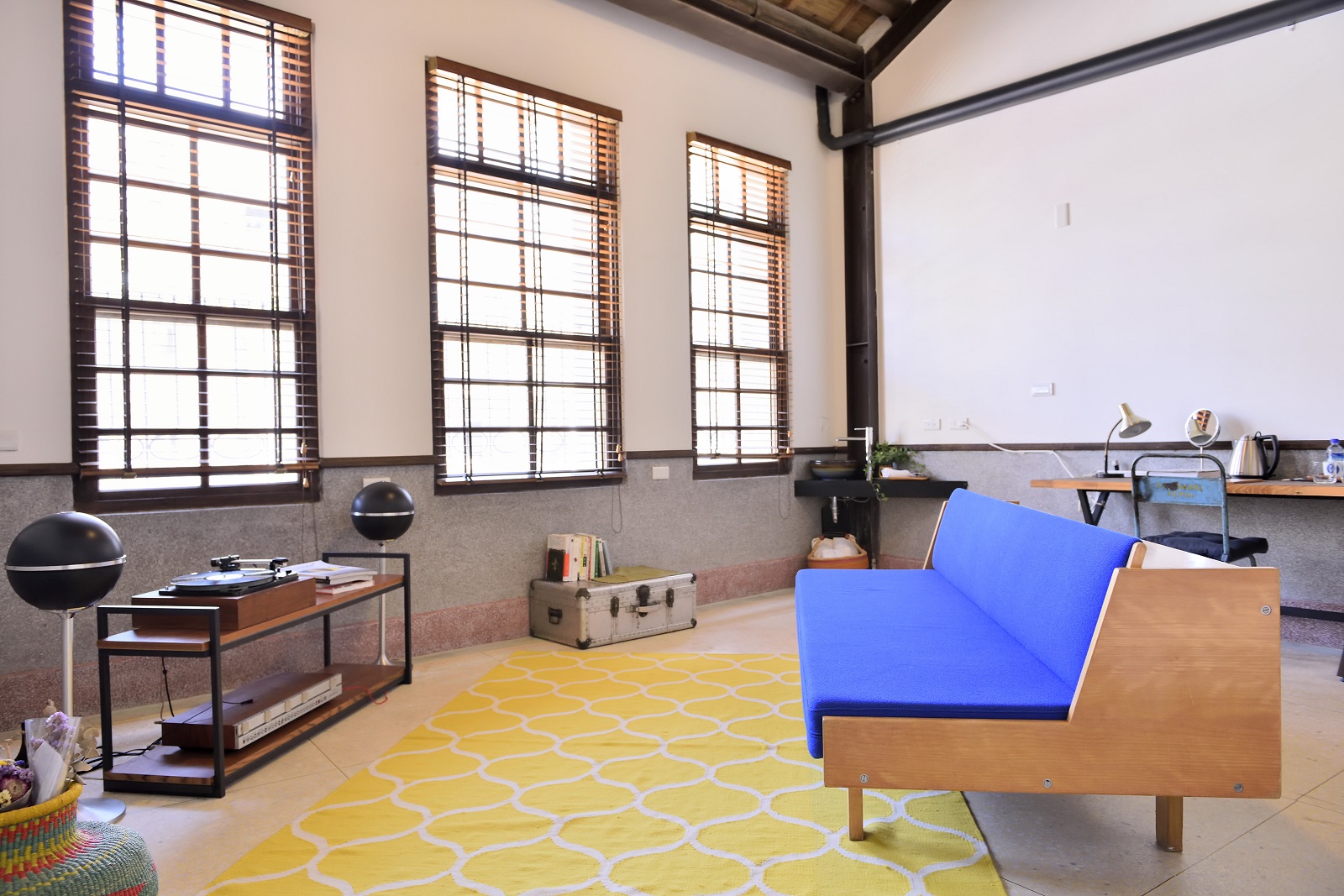 Originn Space最大客房「三樓前」，不僅有1970年德國Grundig的球型喇叭及德國黑膠唱盤，還有知名丹麥設計師漢斯．韋格納的經典沙發床。（攝影：林志陽）