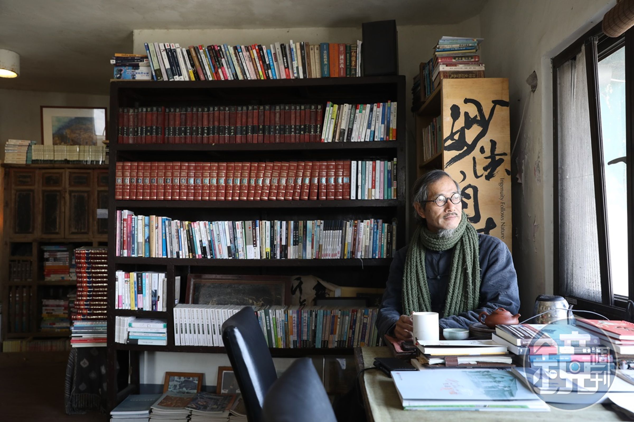 「刺鳥咖啡獨立書店」的主人曹以雄，像是渾然天成的馬祖文人。