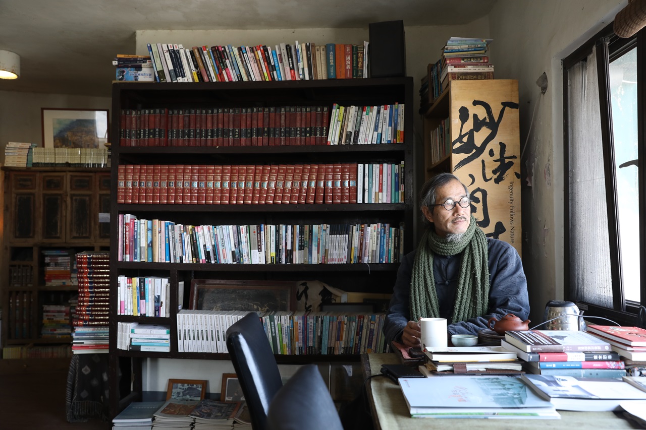 「刺鳥咖啡獨立書店」的主人曹以雄，像是渾然天成的馬祖文人。