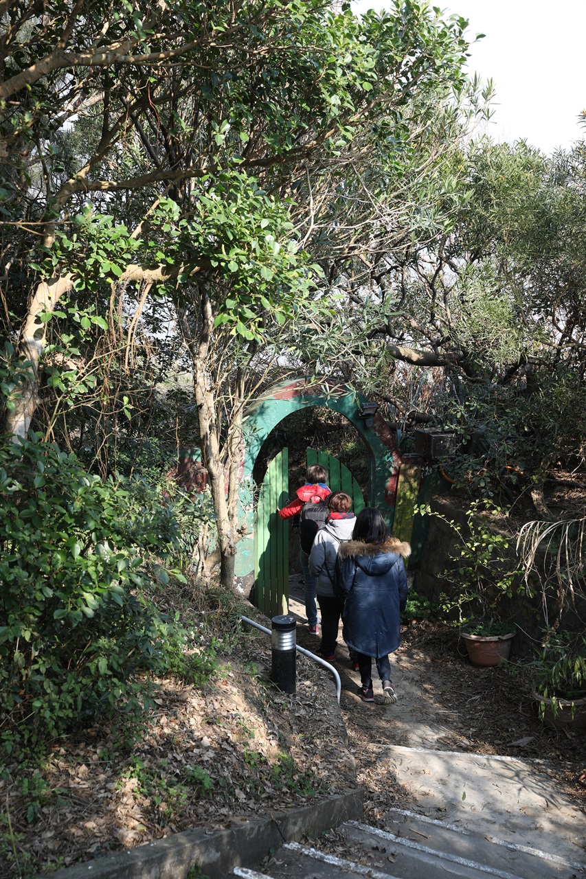 拾級而下，我們走進了南竿最隱密的咖啡館「刺鳥咖啡獨立書店」。
