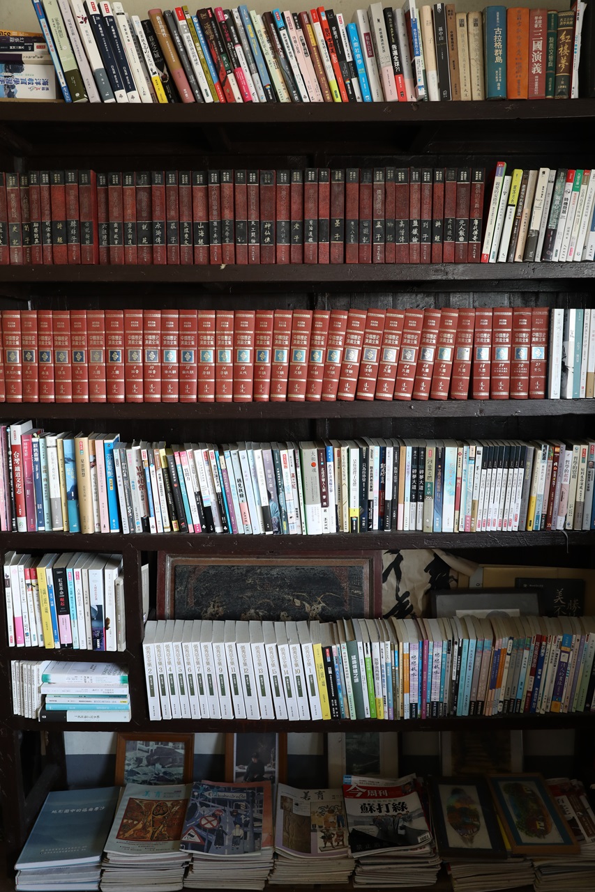 多達3、4千本的藏書，是曹以雄的家當與朋友們的愛心，滿出書架上的書籍，有些只能躺落在地上。