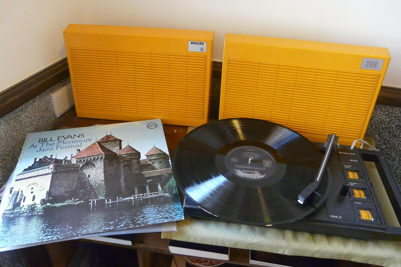 1960年代的Philips 200老黑膠唱盤，是當年的「隨身聽」。