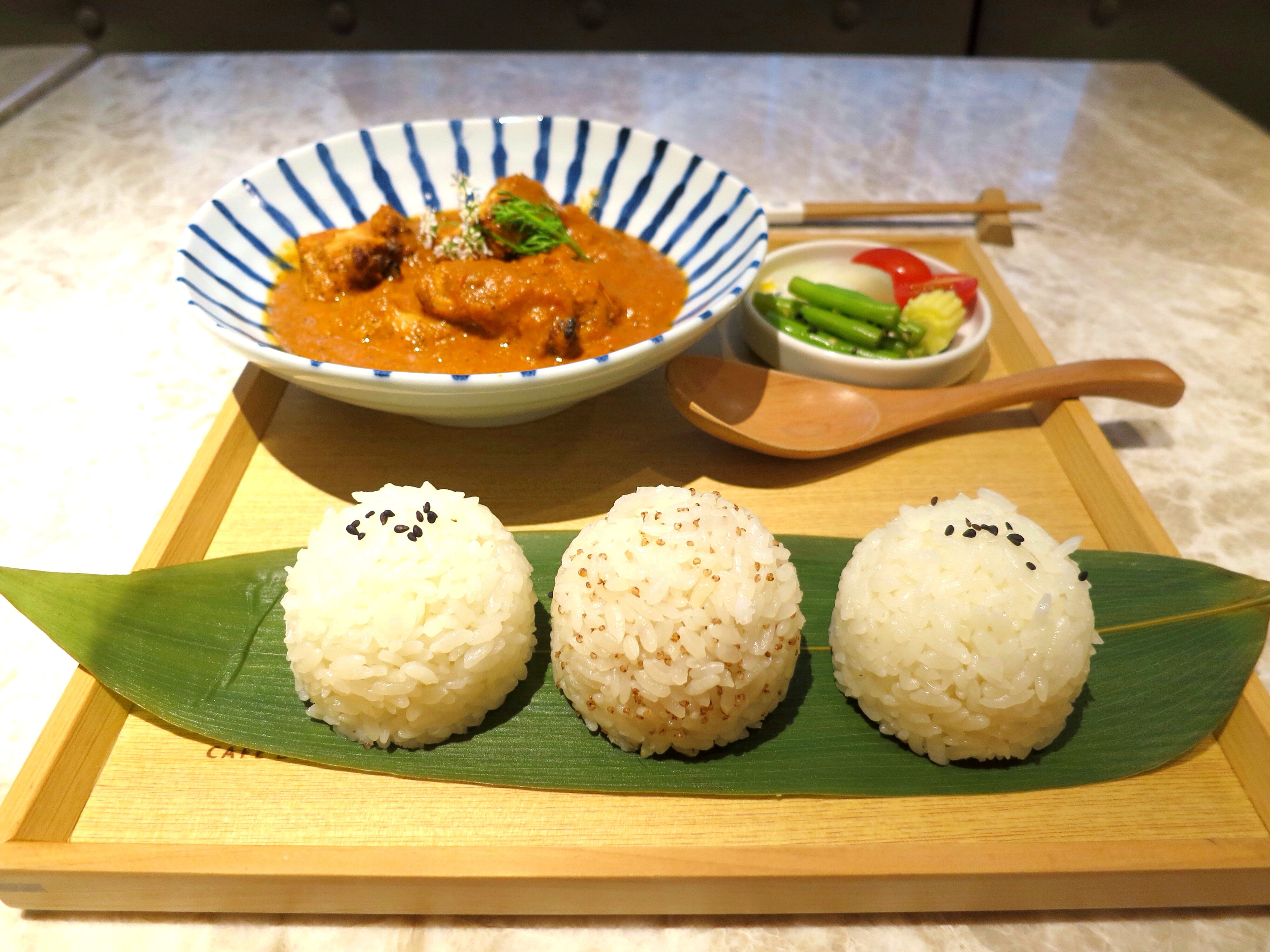 「米販咖啡」和「想想廚房」合作推出「雞肉咖哩」，吃得到香Q米飯和細緻咖哩。（330元／份）