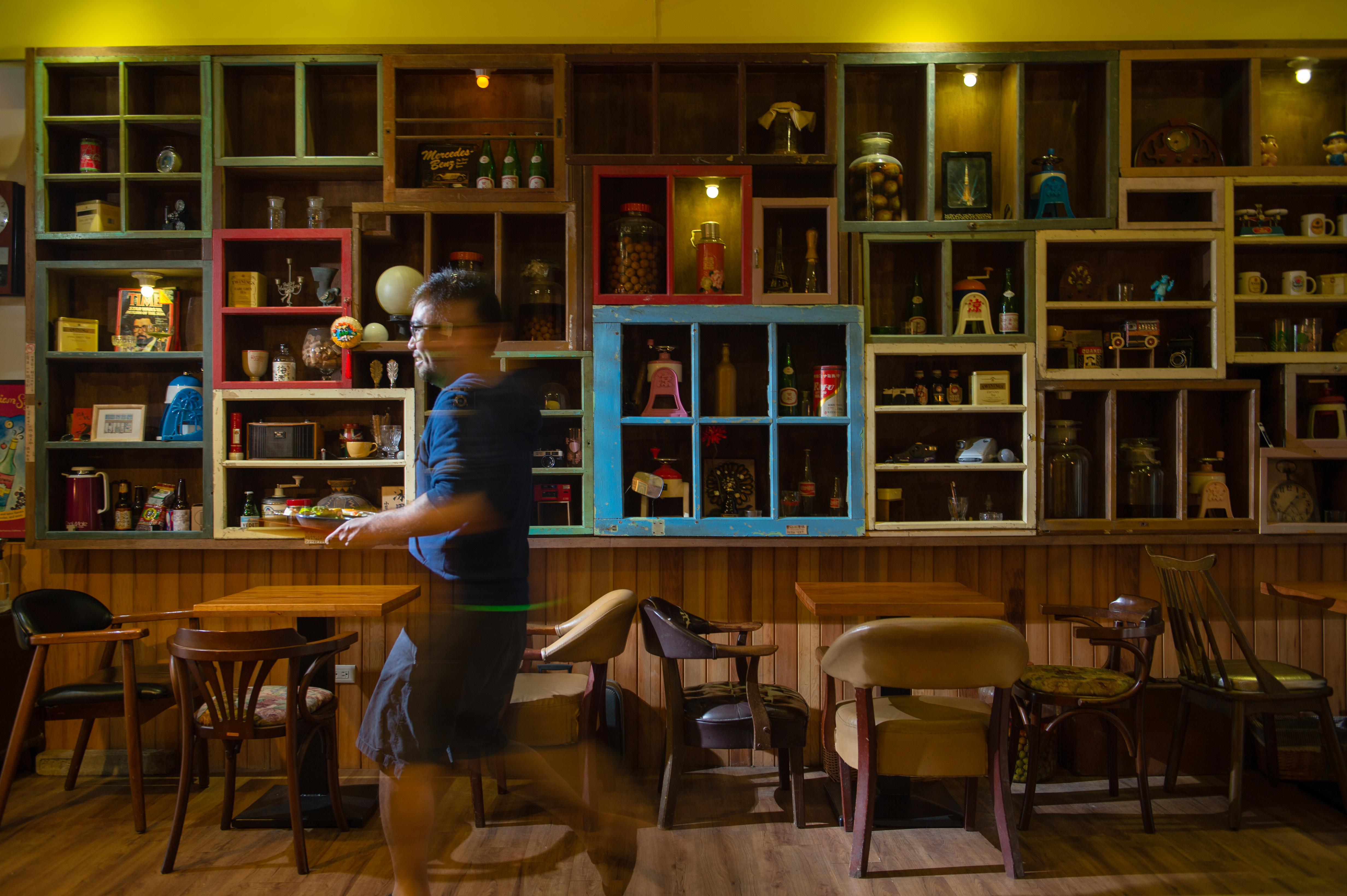 「3035叁零叁伍冰果室」以舊木窗框組成一面陳列架，擺了老闆蒐藏來的各種老冰菓室用品。